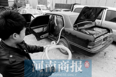 轎車(chē)被改裝成“<a href=http://youguanche.chengliauto.com/ target=_blank class=infotextkey>油罐車(chē)</a>” 車(chē)內偷油裝備齊全(圖)